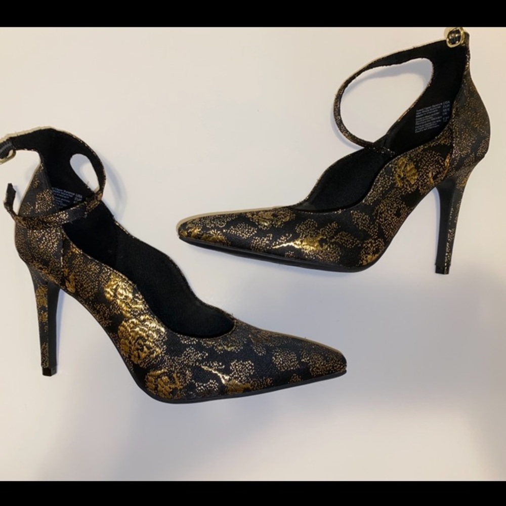 Black and gold pointed heels
